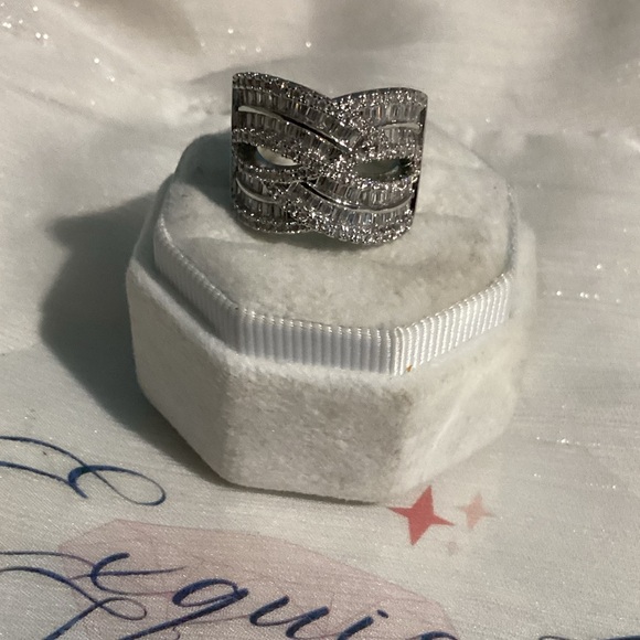 💎18k White Gold Plated Luxurious  Curvy Cz Diamond Weave large Band Ring - Picture 13 of 17